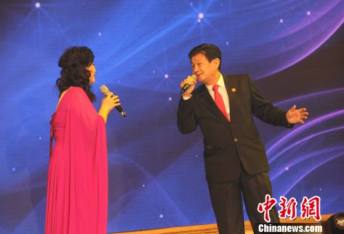 印尼華人(右)與演員合唱《為了誰(shuí)》。林永傳 攝