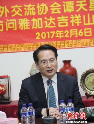 譚天星在座談會(huì)上肯定該會(huì)在促進(jìn)中印尼經(jīng)貿(mào)文化交流中所做的工作及發(fā)揮的作用，并盛贊華人在中印尼關(guān)系發(fā)展中的獨(dú)特作用。林永傳 攝