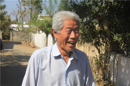 看到祖國親人來看望，王琪老人高興的合不攏嘴。苑基榮/攝