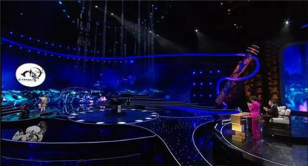 中央電視臺(tái)大型文化節(jié)目《中國(guó)詩(shī)詞大會(huì)》第二季自春節(jié)播出以來廣受歡迎。節(jié)目堅(jiān)持從詩(shī)詞文化中汲取營(yíng)養(yǎng)，對(duì)中國(guó)歷史、中國(guó)文化、中國(guó)故事進(jìn)行高度凝煉，從傳統(tǒng)文化中挖掘時(shí)代內(nèi)涵，透過耳熟能詳?shù)脑?shī)詞名句，引導(dǎo)觀眾不斷增強(qiáng)對(duì)中華優(yōu)秀傳統(tǒng)文化的價(jià)值認(rèn)同感和歸屬感。(央視截圖)