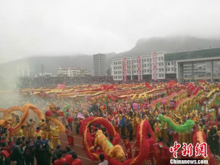 仡佬毛龍節(jié)現(xiàn)場(chǎng)?！≈苎嗔?攝