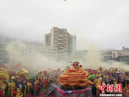 仡佬毛龍節(jié)現(xiàn)場(chǎng)?！≈苎嗔?攝