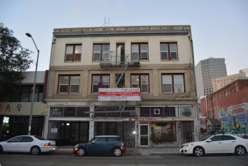 奧克蘭華埠附近的八街524號(hào)的一棟大樓內(nèi)住著34戶(hù)華人，曾疑似遭到逼遷。(美國(guó)《世界日?qǐng)?bào)》/劉先進(jìn) 攝)