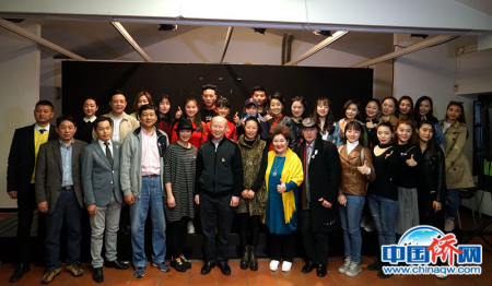 “四海同春”歐洲二團(tuán)7日傍晚走進(jìn)西班牙華星藝術(shù)團(tuán)開展聯(lián)誼活動，雙方演員各自獻(xiàn)上精彩表演，在雙向觀摩中分享經(jīng)驗(yàn)心得、促進(jìn)文化交流。圖為現(xiàn)場合影。付強(qiáng) 攝