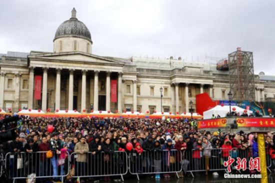 當(dāng)?shù)貢r(shí)間1月29日，2017年“文化中國(guó)·四海同春”歐洲二團(tuán)亮相英國(guó)倫敦特拉法加廣場(chǎng)，拉開了丁酉雞年春節(jié)歐洲巡演的序幕。圖為現(xiàn)場(chǎng)觀眾。<a target='_blank' >中新社</a>記者 付強(qiáng) 攝