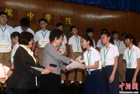 2月7日，中國國務(wù)院僑務(wù)辦公室主任裘援平率團(tuán)在馬尼拉連續(xù)走訪菲律賓僑中學(xué)院和菲律賓中正學(xué)院，向這兩所知名華文學(xué)校頒發(fā)“海外華文教育示范學(xué)?！辟Y助金。圖為裘援平向菲律賓僑中學(xué)院華文學(xué)習(xí)成績突出的學(xué)生頒發(fā)獎(jiǎng)狀。<a target='_blank' >中新社</a>記者 張明 攝