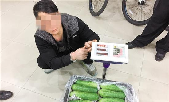 朱某被抓獲時，民警與失主在朱某的車上，發(fā)現(xiàn)重約180斤的節(jié)瓜、四季豆、青辣椒，價值約800元。