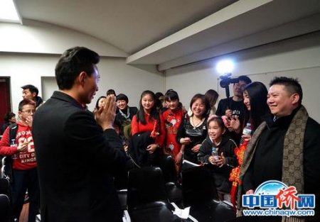 “四海同春”歐洲二團(tuán)7日傍晚走進(jìn)西班牙華星藝術(shù)團(tuán)開展聯(lián)誼活動，雙方演員各自獻(xiàn)上精彩表演，在雙向觀摩中分享經(jīng)驗(yàn)心得、促進(jìn)文化交流。圖為魔術(shù)師與現(xiàn)場觀眾互動。付強(qiáng) 攝