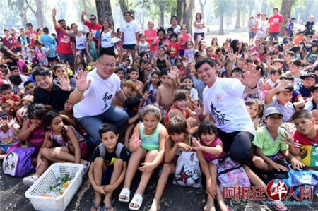 演出現(xiàn)場(chǎng)(阿根廷華人網(wǎng) 柳軍 攝) 演出現(xiàn)場(chǎng)(阿根廷華人網(wǎng) 柳軍 攝)