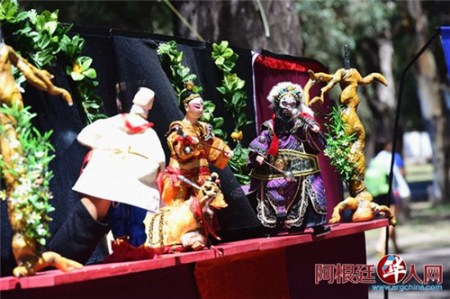 演出現(xiàn)場(chǎng)(阿根廷華人網(wǎng) 柳軍 攝) 演出現(xiàn)場(chǎng)(阿根廷華人網(wǎng) 柳軍 攝)