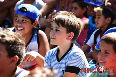 演出現(xiàn)場(chǎng)(阿根廷華人網(wǎng) 柳軍 攝) 演出現(xiàn)場(chǎng)(阿根廷華人網(wǎng) 柳軍 攝)