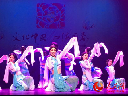 新西蘭當(dāng)?shù)貢r間2月7日晚，“文化中國·四海同春”赴大洋洲藝術(shù)團(tuán)在新西蘭克賴斯特徹奇市皇家劇場，為當(dāng)?shù)厝A僑華人和各界人士奉上一場精彩紛呈的演出。人民網(wǎng)記者 王堯攝