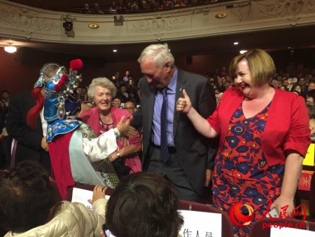 新西蘭當(dāng)?shù)貢r間2月7日晚，“文化中國·四海同春”赴大洋洲藝術(shù)團(tuán)在新西蘭克賴斯特徹奇市皇家劇場，為當(dāng)?shù)厝A僑華人和各界人士奉上一場精彩紛呈的演出。人民網(wǎng)記者 王堯攝