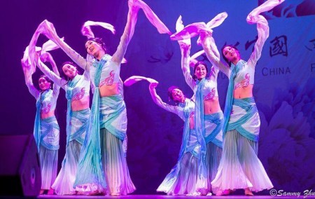 當(dāng)?shù)貢r間2月5日，“四海同春”新春文藝演出在假北岸的Bruce Mason Centre中心劇場圓滿落幕。來自中國歌劇舞劇院，中國煤礦文工團(tuán)，奧克蘭的觀眾奉獻(xiàn)了二場高質(zhì)量，高水平，精彩分呈集歌、舞、民樂、雜技、變臉為一臺的綜藝節(jié)目，獲得了在場觀眾經(jīng)久不息的掌聲。（新西蘭當(dāng)?shù)厝A人供圖）