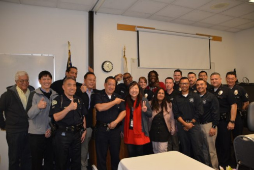 華裔犯罪分析師Cindy馮（前排左三）服務(wù)滿30年榮退，洛市警局好友紛紛慶祝并送祝福。（美國《世界日報》/高梓原 攝）