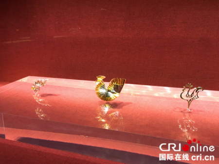 展出的雞生肖設(shè)計(jì)作品。(范婷玉 攝)