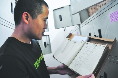 一些村級檔案在被搶救前，已經(jīng)有被蟲蛀的痕跡。