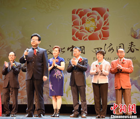 率團(tuán)前來的中國國務(wù)院僑務(wù)辦公室宣傳司司長、“文化中國·四海同春”北美代表團(tuán)團(tuán)長許玉明在晚會(huì)開始時(shí)致辭。<a target='_blank' >中新社</a>記者 張朔 攝