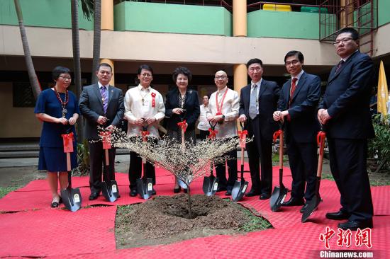 裘援平一行與納卯中華中學(xué)高層一起在校園內(nèi)種植“友誼樹”。 <a target='_blank' >中新社</a>記者 張明 攝