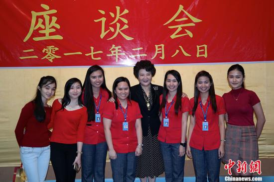 裘援平在納卯中華中學(xué)訪問后參加當(dāng)?shù)厝A校華文教師座談會，與7名曾到中國培訓(xùn)的菲律賓華文教師合影。 <a target='_blank' >中新社</a>記者 張明 攝