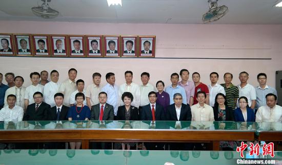 裘援平一行在訪問達(dá)沃僑社會所時與當(dāng)?shù)貎S領(lǐng)合影。 <a target='_blank' >中新社</a>記者 張明 攝