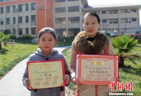 祝隆敏老師與獲獎(jiǎng)學(xué)生王佳琪。　本史巫果 攝