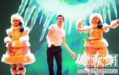 游子夢(mèng)想著少數(shù)民族的美女伴在身旁。(美國(guó)《僑報(bào)》/高睿 攝)