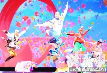 少數(shù)民族載歌載舞歡迎游子的歸來(lái)。僑報(bào)記者高睿攝