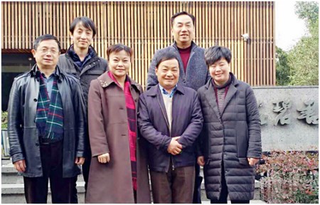 走訪慰問(wèn)中國(guó)僑界“十杰”、全國(guó)政協(xié)委員、中國(guó)陶瓷藝術(shù)大師徐安碧(前排右2)