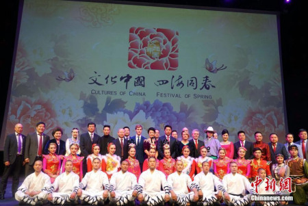 當地時間2月9日晚，“文化中國·四海同春”唱響西班牙巴塞羅那，精彩紛呈的表演令人目不暇接。圖為現場合影。<a target='_blank' >中新社</a>記者 付強 攝