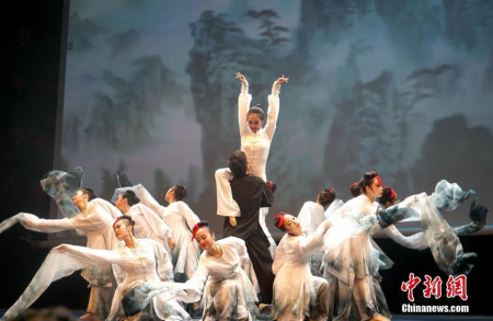 當地時間2月9日晚，“文化中國·四海同春”唱響西班牙巴塞羅那，精彩紛呈的表演令人目不暇接。圖為現場合影。<a target='_blank' >中新社</a>記者 付強 攝