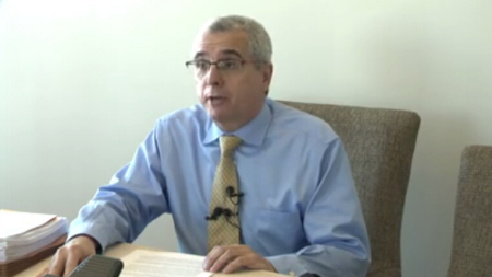 安德魯·薩克斯在記者會(huì)上宣讀聲明。