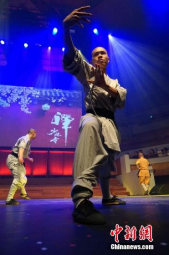 時值中荷兩國建立大使級外交關(guān)系45周年，“文化中國·四海同春”于2月4日晚亮相荷蘭烏特勒支，來自中國的傳統(tǒng)文化精粹吸引了眾多當(dāng)?shù)赜^眾。圖為少林武僧功夫表演。<a target='_blank' >中新社</a>記者 付強 攝