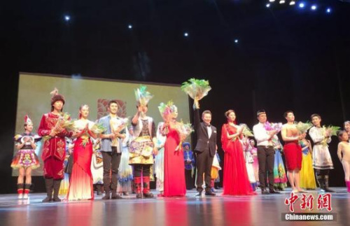 當(dāng)?shù)貢r間2月10日晚，美國硅谷佛林特表演藝術(shù)中心劇場，青年歌唱家呂薇（右）接受觀眾獻(xiàn)花。當(dāng)晚，中國國僑辦“文化中國·四海同春”北美團(tuán)的歌舞劇《傳奇》在這里上演，與當(dāng)?shù)厝A人華僑共度元宵佳節(jié)。<a target='_blank' >中新社</a>記者 劉丹 攝