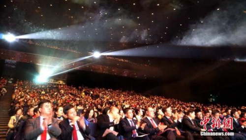 當(dāng)?shù)貢r(shí)間9日晚，“文化中國·四海同春”唱響西班牙巴塞羅那，精彩紛呈的表演令人目不暇接。圖為現(xiàn)場觀眾。<a target='_blank' >中新社</a>記者 付強(qiáng) 攝