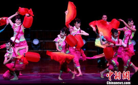 喜慶的開(kāi)場(chǎng)舞《張燈結(jié)彩》 賴海隆 攝