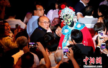 川劇表演藝術(shù)家張琦在觀眾熱烈的掌聲和叫好聲中走下舞臺(tái)，與觀眾近距離互動(dòng)?！≠嚭Ｂ?攝