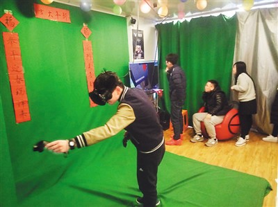 顧客在VR視界虛擬現(xiàn)實(shí)主題樂園體驗(yàn)VR世界。