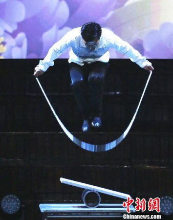 王強(qiáng)表演雜技《晃管》。　賴海隆 攝