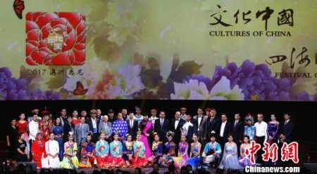 嘉賓與演員們合影?！≠嚭Ｂ?攝