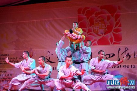 中國僑網(wǎng)2月13日電 當?shù)貢r間2月12日晚，2017年“文化中國·四海同春”歐洲二團馬德里專場演出落下帷幕，標志著“四海同春”英國、荷蘭、西班牙三國訪演圓滿收官。圖為少林武僧表演。(付強 圖/文)