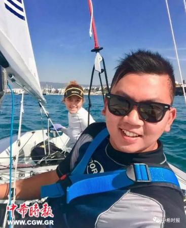 張希和朋友在航行中。（希臘《中希時(shí)報(bào)》）