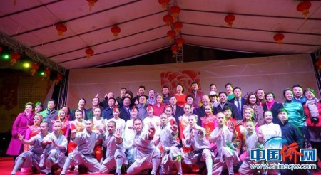 中國僑網(wǎng)2月13日電 當?shù)貢r間2月12日晚，2017年“文化中國·四海同春”歐洲二團馬德里專場演出落下帷幕，標志著“四海同春”英國、荷蘭、西班牙三國訪演圓滿收官。圖為現(xiàn)場合影。(付強 圖/文)