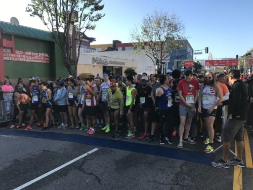 選手們在起跑線上等待號令。(美國《世界日報(bào)》/高梓原 攝)