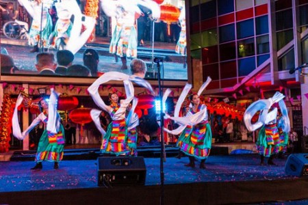 華星藝術團成員中華會館舞蹈隊的藏族舞蹈(天山雪蓮) 華星藝術團成員中華會館舞蹈隊的藏族舞蹈(天山雪蓮)