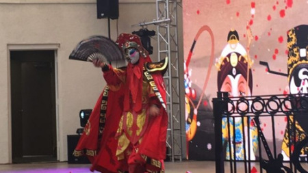 活動(dòng)當(dāng)日主辦方特地準(zhǔn)備極富中華文化特色的變臉秀，許多老外第一次觀賞，直呼精彩。(記者莊婷／攝影)