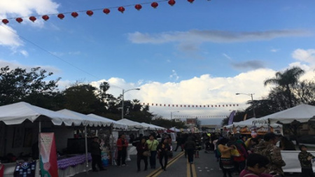 艾市市政府11 日在Arceo公園舉辦的“新春煙火節(jié)”，吸引上千名附近居民前來參與，當(dāng)晚煙火秀更是吸引群眾圍觀。(記者莊婷／攝影)