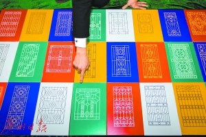 宋志雄在展示刻在瓷板上的窗花圖形。