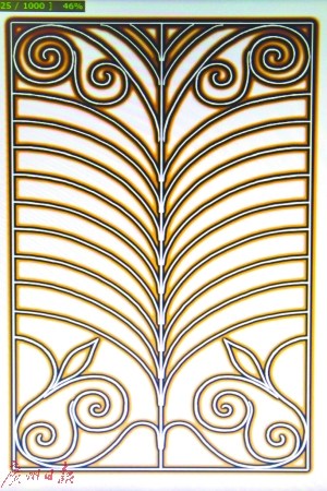 開(kāi)枝散葉窗花：兩邊對(duì)稱的枝葉，新蕊初開(kāi)，寓意開(kāi)枝散葉，而且是“孖仔”，很樸實(shí)的傳宗接代的祈愿。