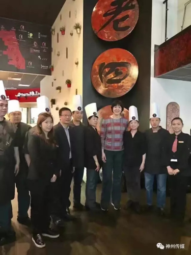 郎平教練愉快的和大家合影